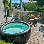 Дом отдыха Spacious 190sqm Villa-style With Treetop Views & Jacuzzi *