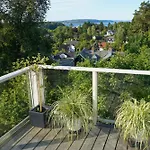Spacious 190sqm Villa-style With Treetop Views & Jacuzzi