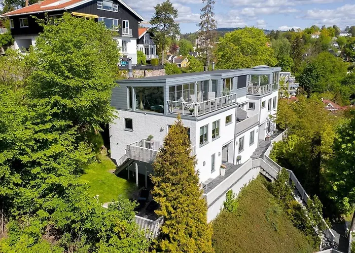 Spacious 190sqm Villa-style With Treetop Views & Jacuzzi Сasa de vacaciones Oslo