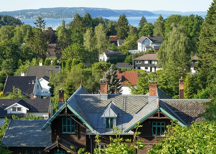 Spacious 190sqm Villa-style With Treetop Views & Jacuzzi Сasa de vacaciones Oslo