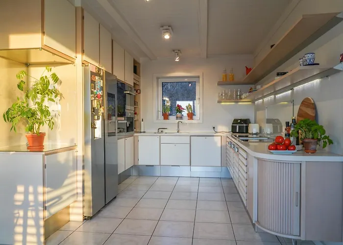 Spacious 190sqm Villa-style With Treetop Views & Jacuzzi Сasa de vacaciones *